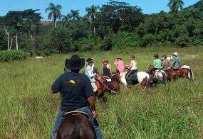 À cheval à travers de la  Région Centrale de Cuba